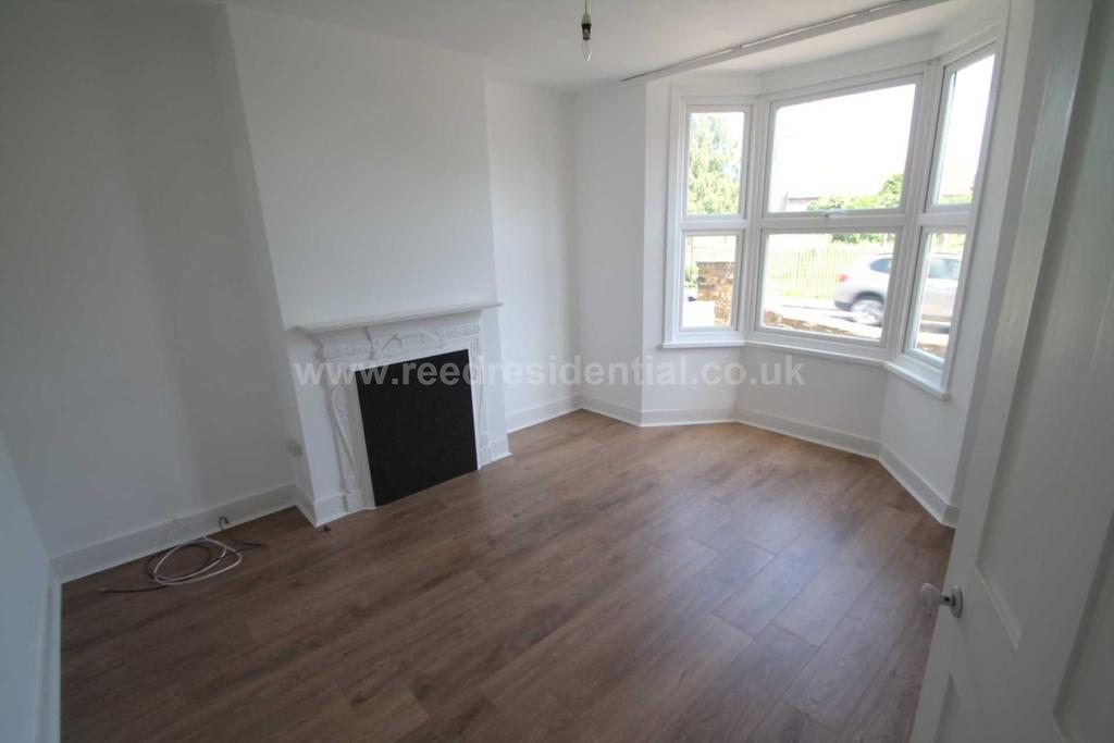 New Road, Great Wakering 3 bed house £1,250 pcm (£288 pw)