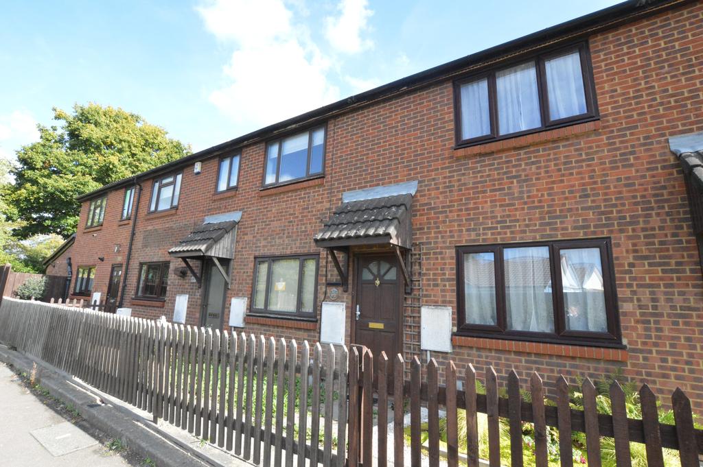Colney Heath Lane, St Albans, AL4 2 bed terraced house £1,275 pcm (£