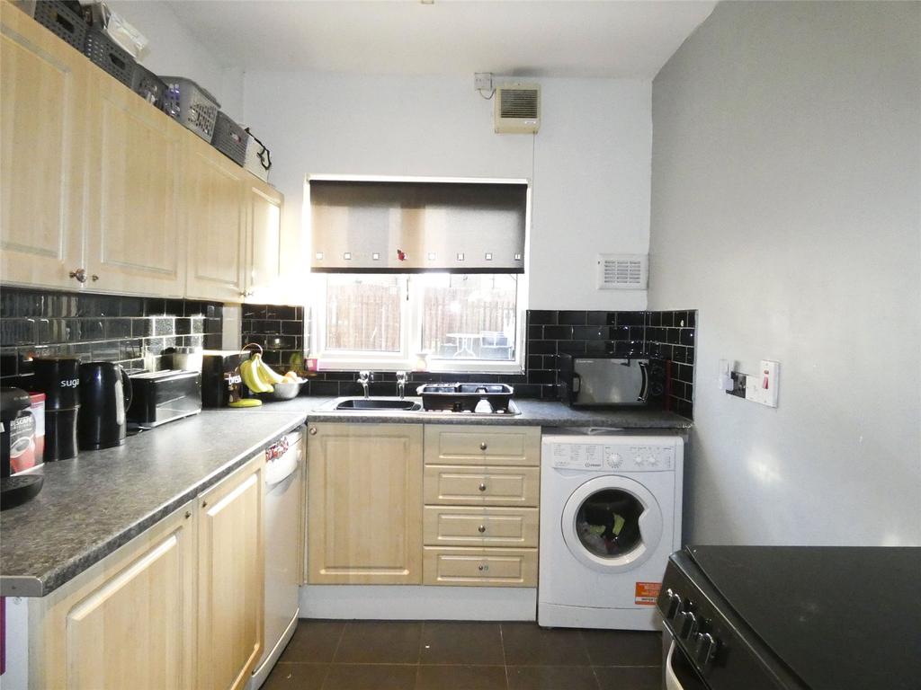 Mossfield Road, Kearsley, Bolton, BL4 2 bed semidetached house £120,000