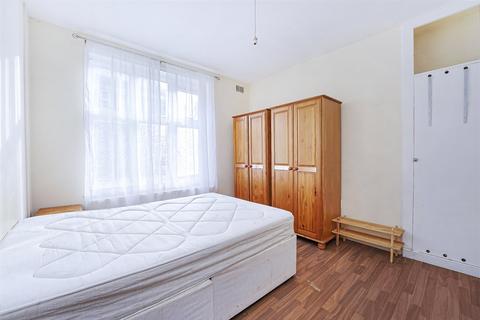 3 bedroom flat to rent, Fairfield Drive, London