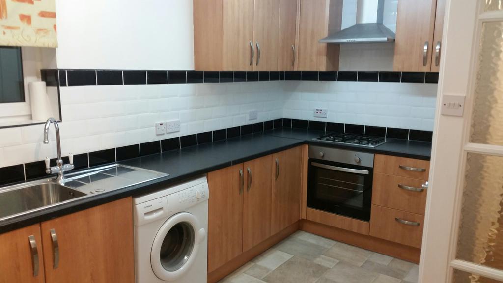 2 bed flat in Elm Park