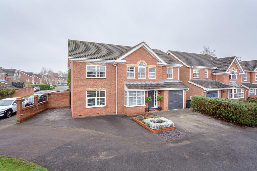 Kestrel Gardens, Stortford... 6 bed detached house £765,000