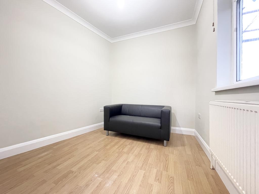 Chingford Road, Walthamstow, E17 2 bed flat £1,200 pcm (£277 pw)