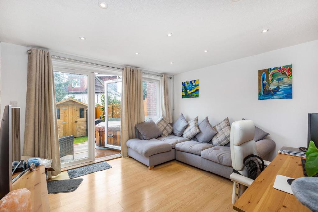 George Wyver Close, Southfields 3 Bed Terraced House - £650,000