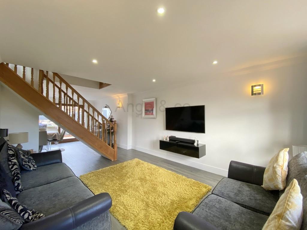 Pinewood Avenue, Lowestoft 4 bed semidetached house £265,000