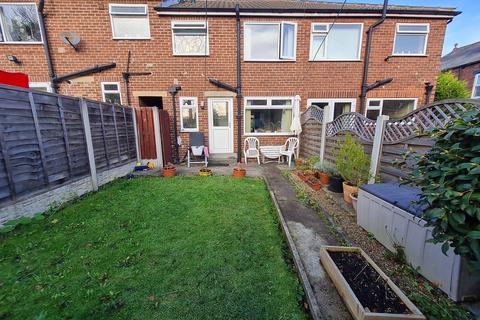 3 bedroom terraced house to rent, Springfield Close, Leeds LS18