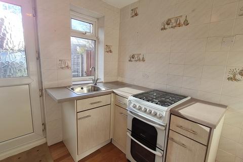 3 bedroom terraced house to rent, Springfield Close, Leeds LS18