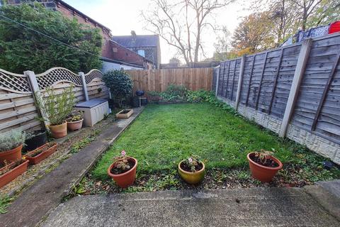 3 bedroom terraced house to rent, Springfield Close, Leeds LS18