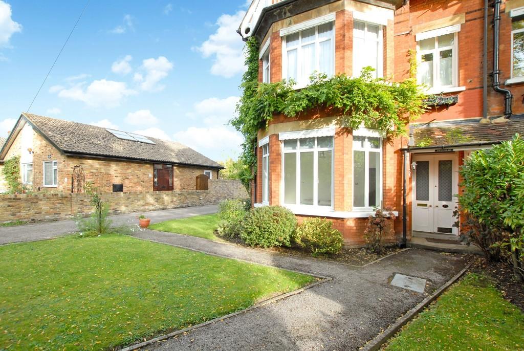 Datchet 2 bed apartment £1,495 pcm (£345 pw)