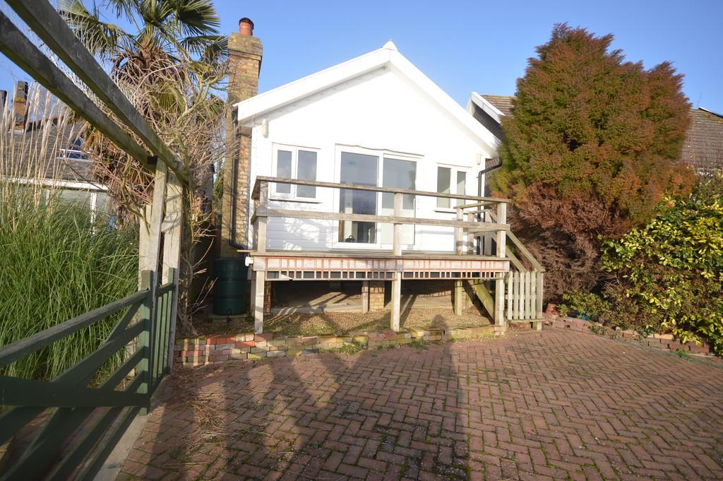 Penny Lane, Shepperton 2 bed detached bungalow £1,500 pcm (£346 pw)