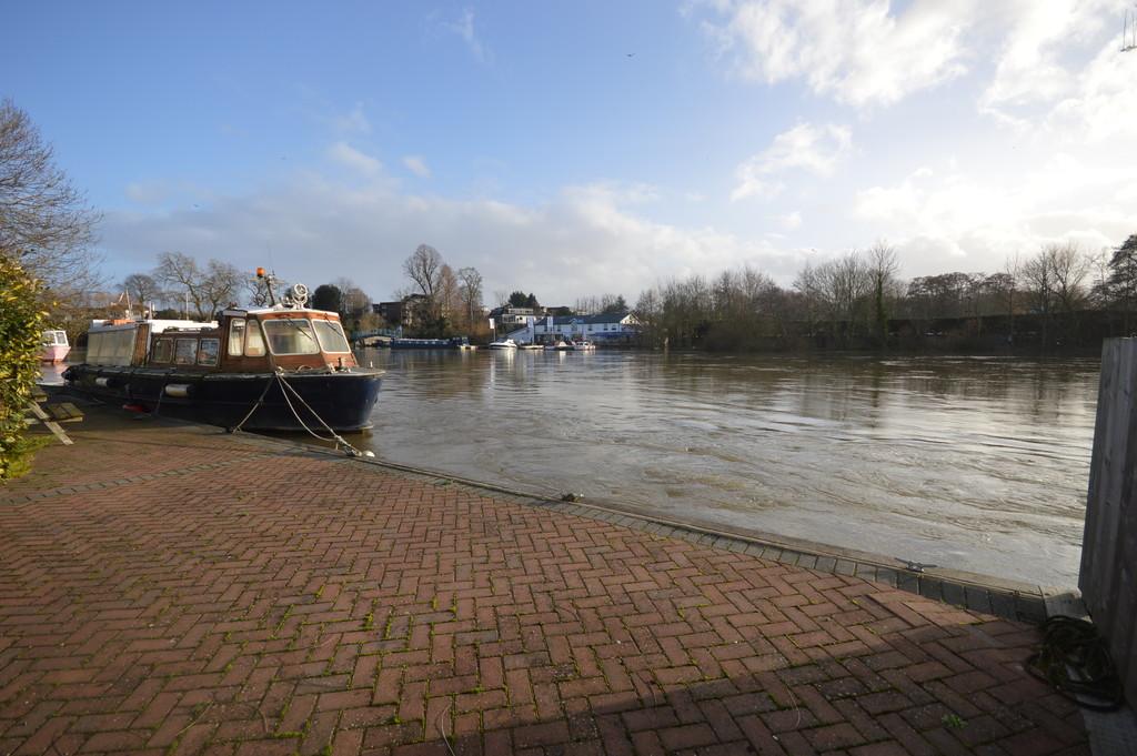 Penny Lane, Shepperton 2 bed detached bungalow £1,500 pcm (£346 pw)