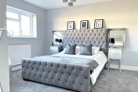 11 Cray Avenue, Ashtead, KT21 1QX