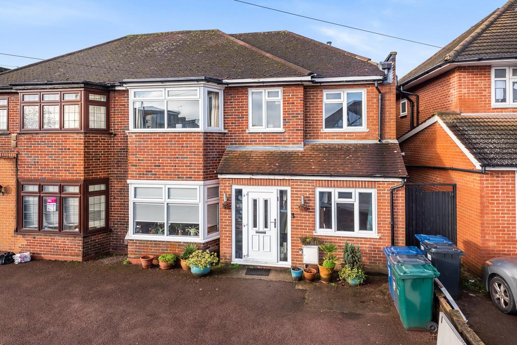 Broadfields Avenue, Edgware 5 bed semidetached house £725,000