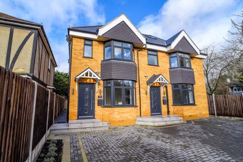 20b Lawn Close, New Malden, KT3 3DL