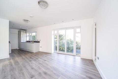 20b Lawn Close, New Malden, KT3 3DL
