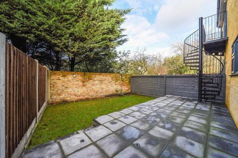 20b Lawn Close, New Malden, KT3 3DL