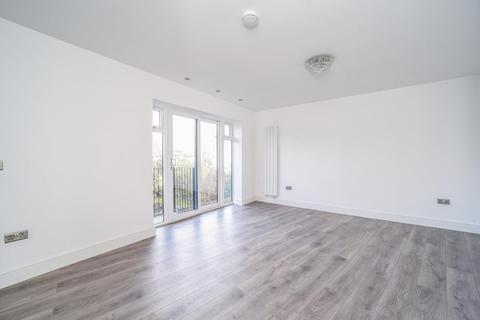20b Lawn Close, New Malden, KT3 3DL
