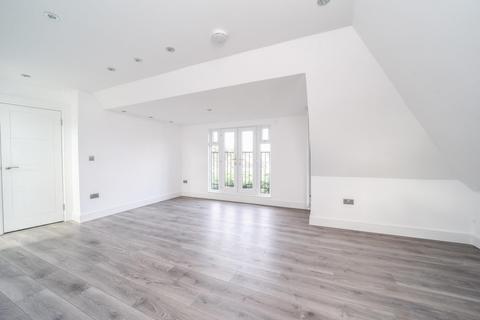 20b Lawn Close, New Malden, KT3 3DL