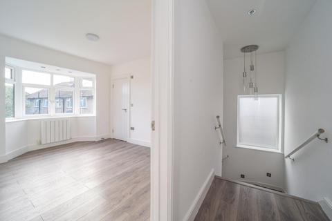 20b Lawn Close, New Malden, KT3 3DL