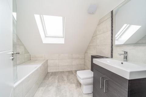 20b Lawn Close, New Malden, KT3 3DL