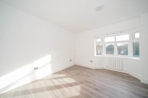 20b Lawn Close, New Malden, KT3 3DL