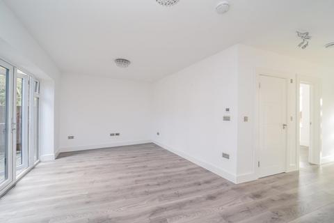20a Lawn Close, New Malden, KT3 3DL