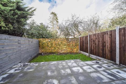 20a Lawn Close, New Malden, KT3 3DL