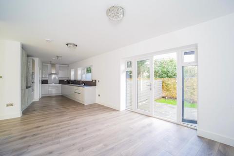 20a Lawn Close, New Malden, KT3 3DL