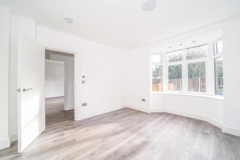 20a Lawn Close, New Malden, KT3 3DL