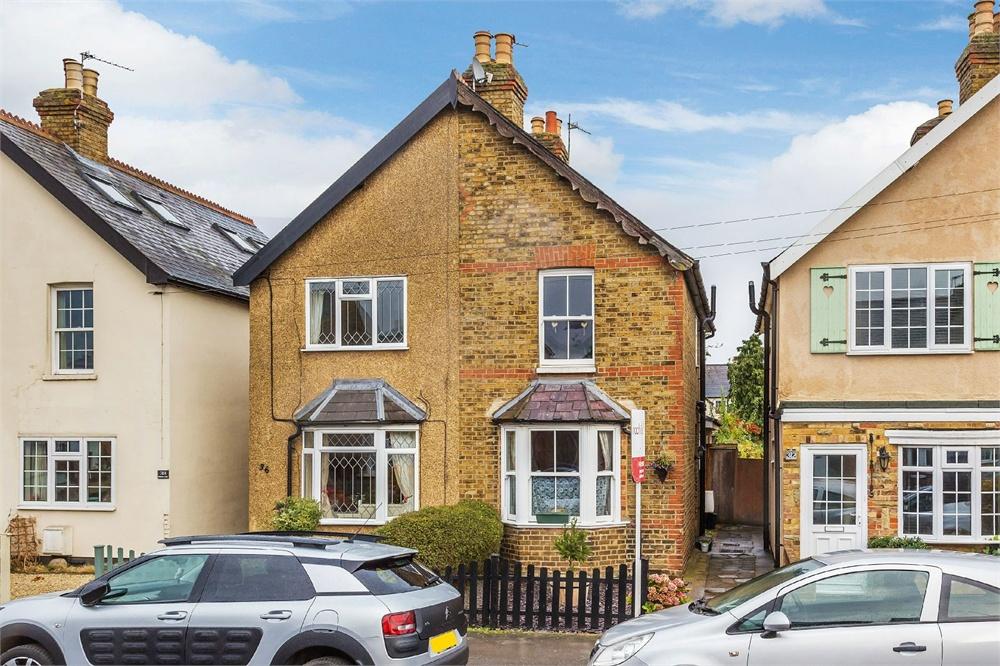 Sunbury Lane, WaltononThames, Surrey, KT12 2 bed semidetached house £1,400 pcm (£323 pw)