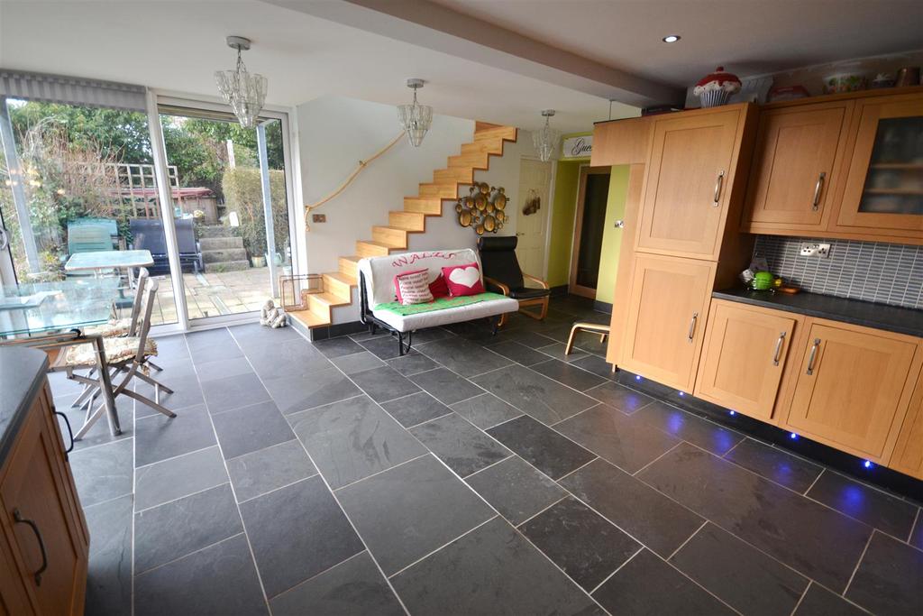 Kitchen 2.jpg