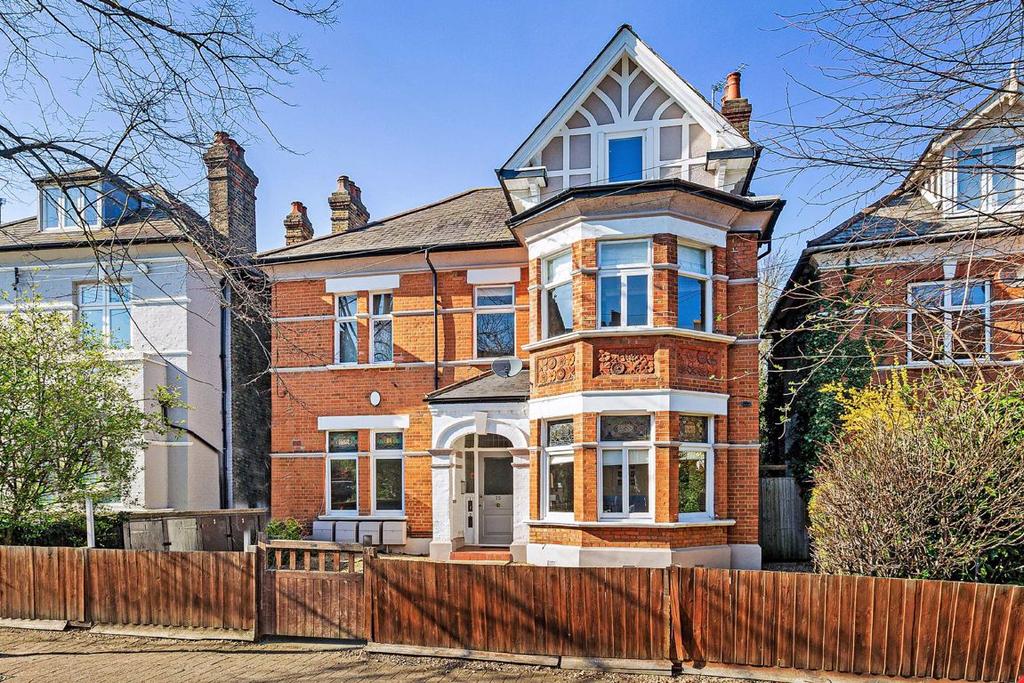 Culverden Road, Balham 3 bed flat £2,000 pcm (£462 pw)