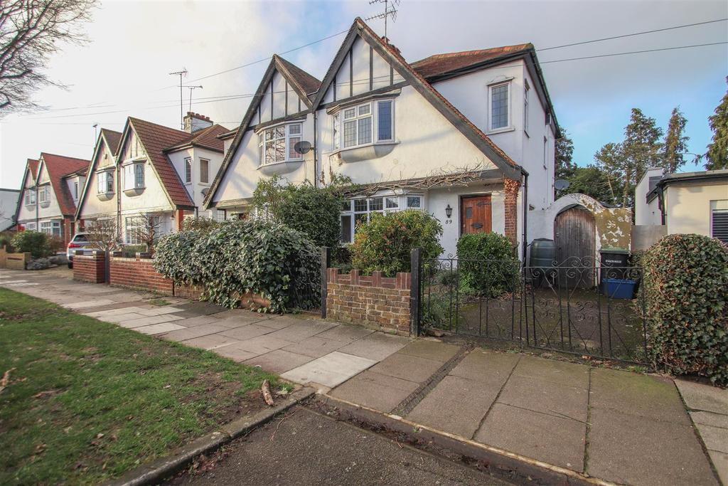 Cavendish Gardens, WestcliffOnSea 3 bed semidetached house £375,000