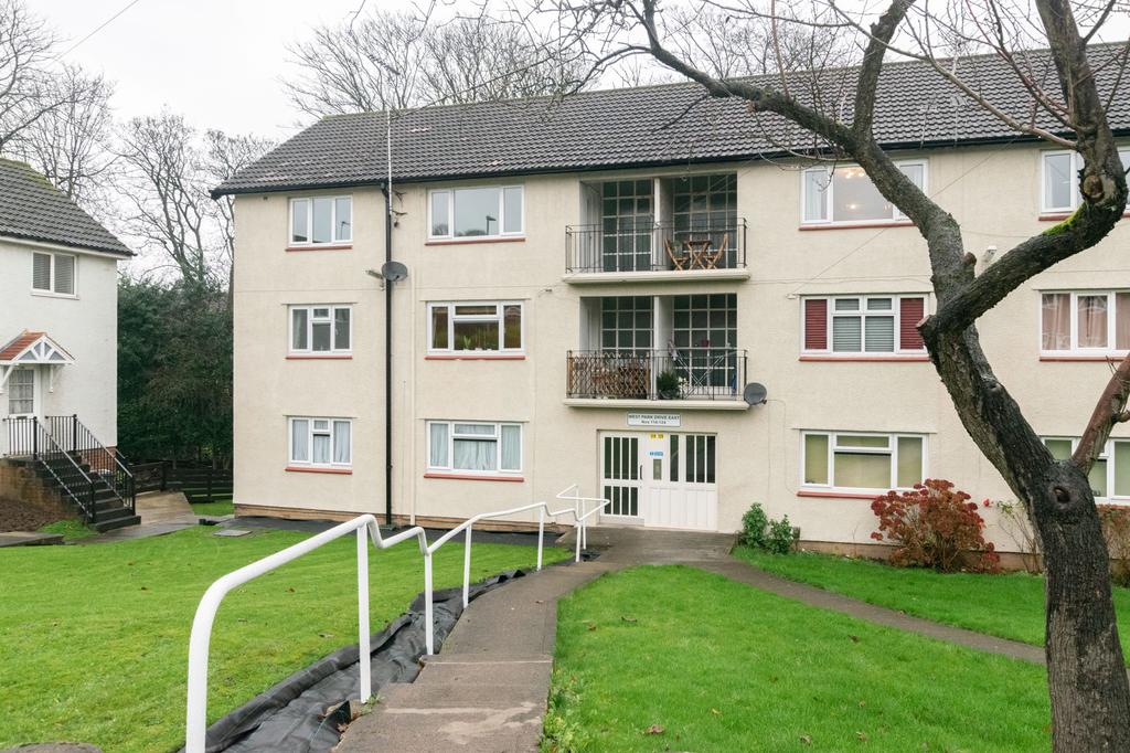 West Park Drive East, Leeds, LS8 2 bed flat £695 pcm (£160 pw)