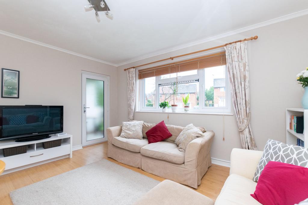 West Park Drive East, Leeds, LS8 2 bed flat £695 pcm (£160 pw)