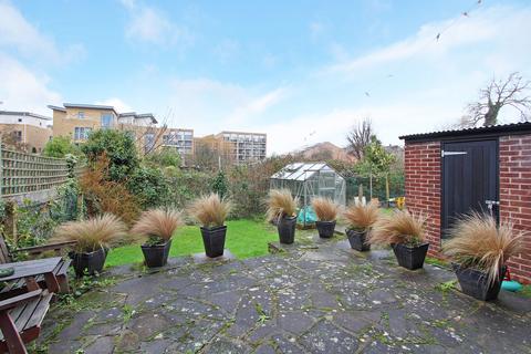 12 Willow Close, Brentford, TW8 8DE