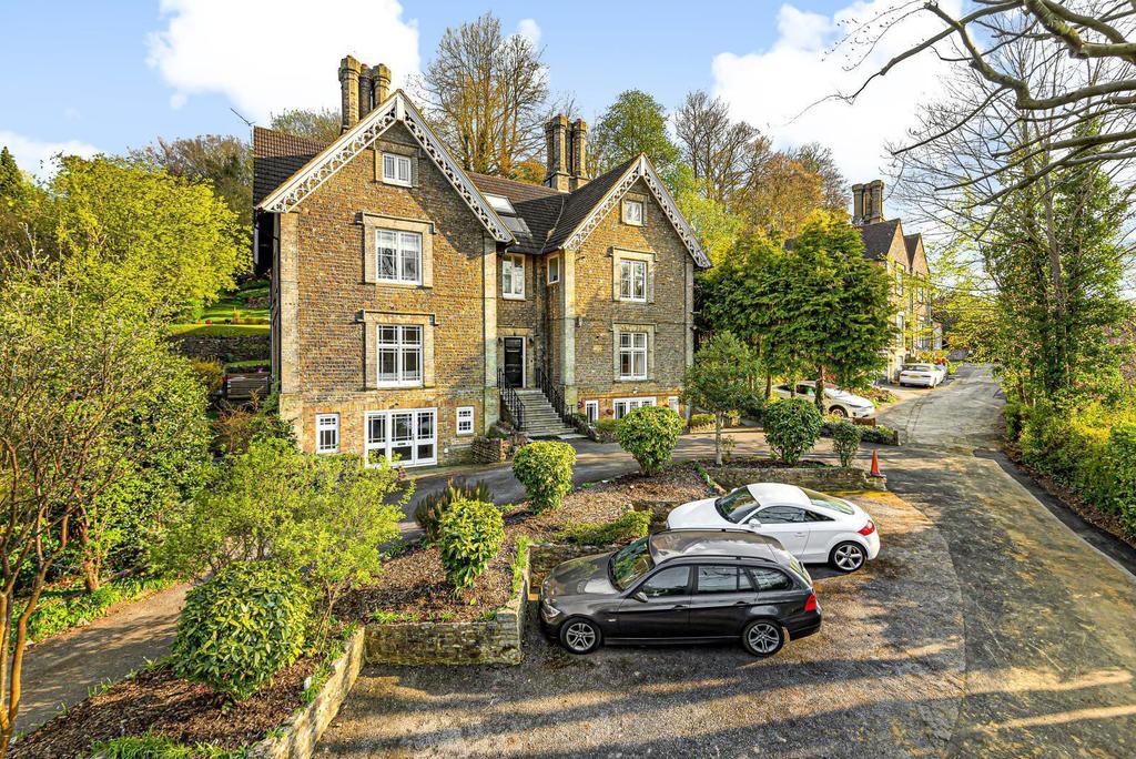 Hill House, Ockford Road, Godalming, GU7 2 bed apartment £325,000