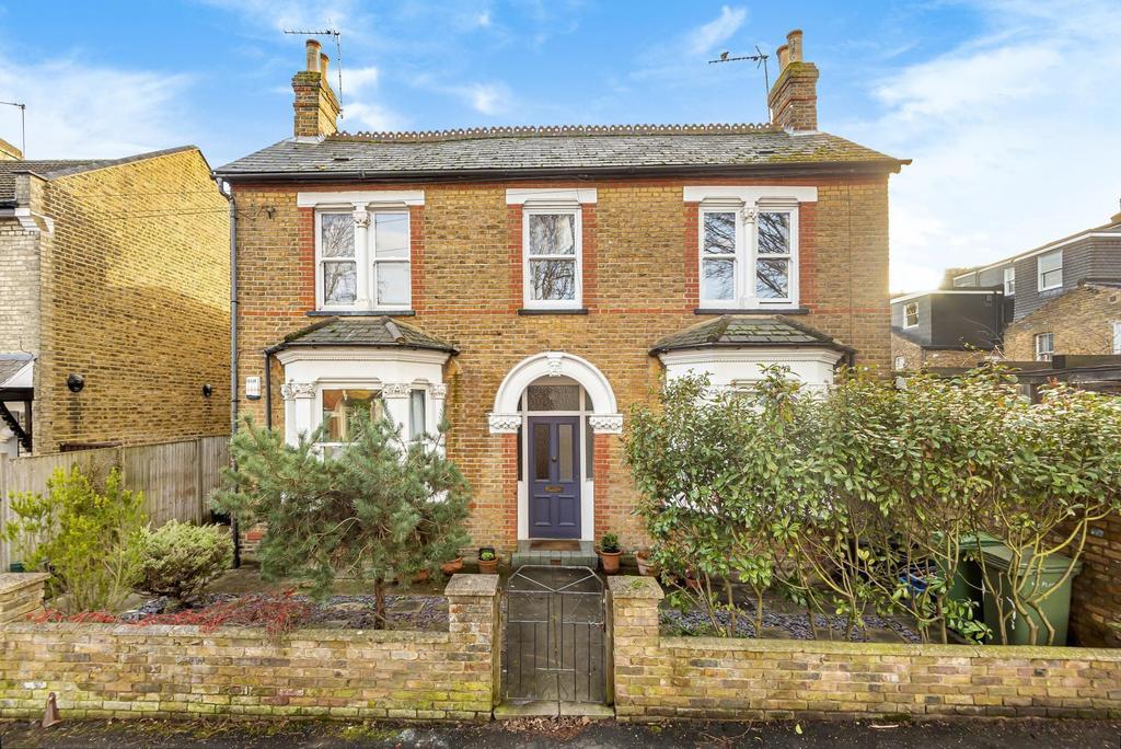 Windsor Road, Teddington, TW11 1 bed flat £415,000