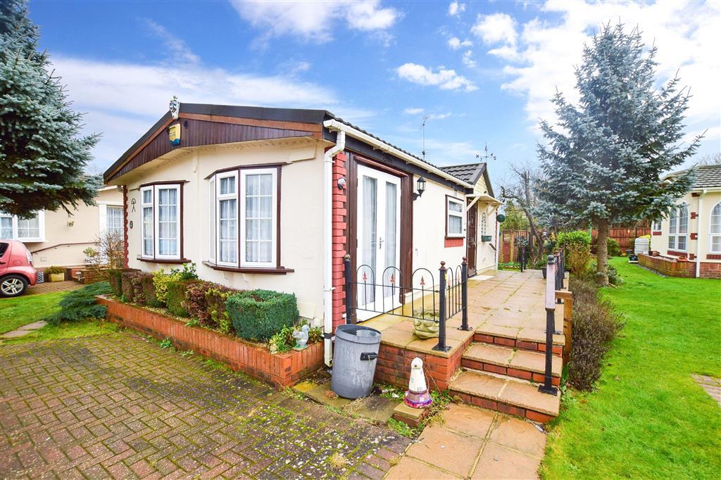 London Road, Wrotham Heath, Sevenoaks, Kent 2 bed park home for sale