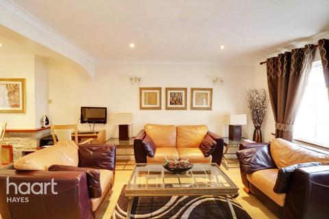 104 Raynton Drive, Hayes, UB4 8BG