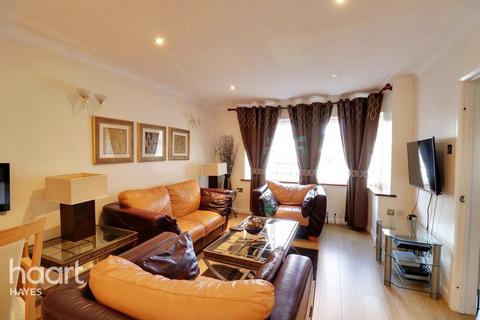 104 Raynton Drive, Hayes, UB4 8BG