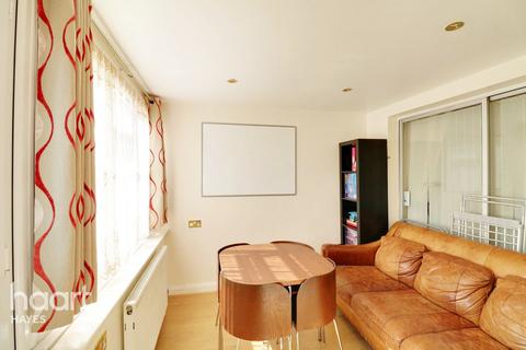 104 Raynton Drive, Hayes, UB4 8BG