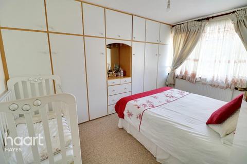104 Raynton Drive, Hayes, UB4 8BG