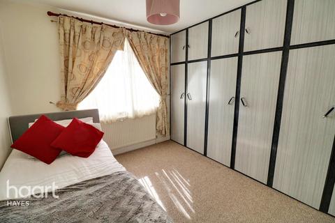 104 Raynton Drive, Hayes, UB4 8BG