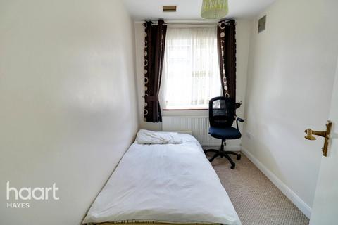 104 Raynton Drive, Hayes, UB4 8BG
