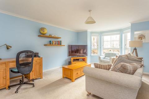 9/4 Dicksonfield, Edinburgh, EH7 5ND