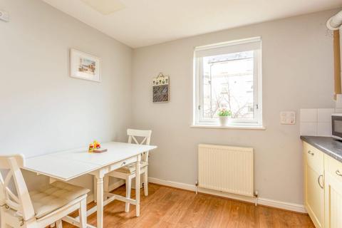9/4 Dicksonfield, Edinburgh, EH7 5ND