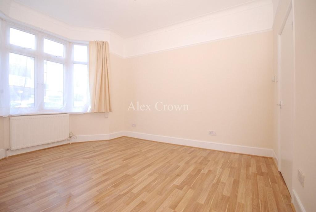 Perth Road, Wood Green 3 bed flat £1,350 pcm (£312 pw)