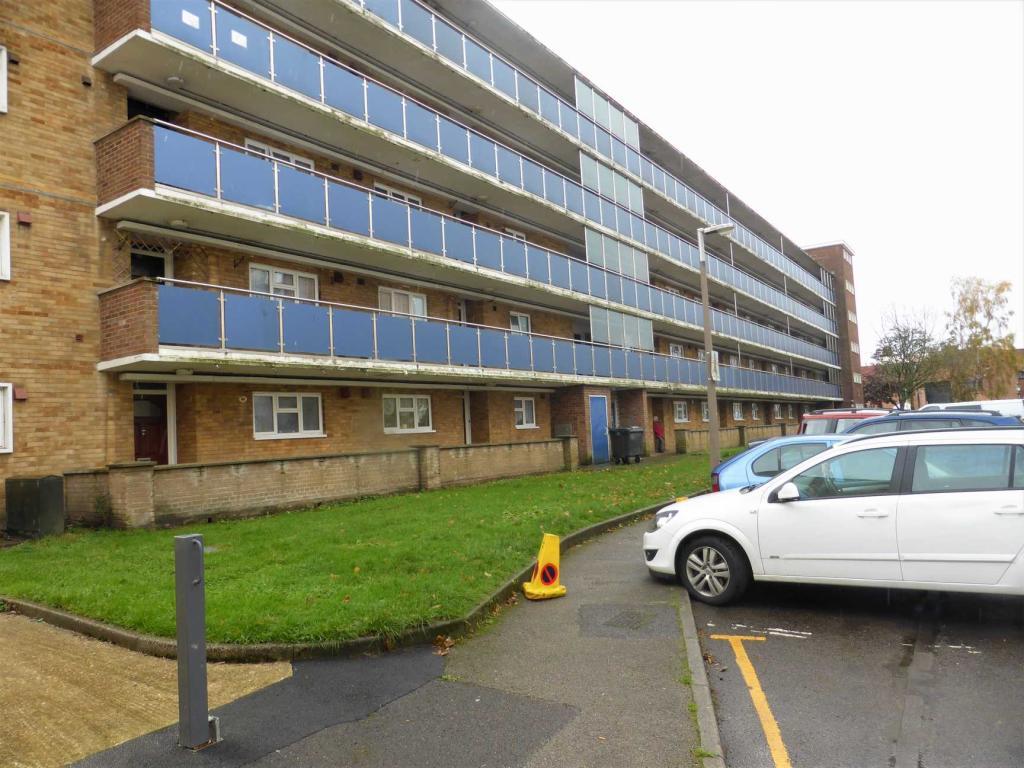 Poole BH15 3 bed flat for sale £186,000