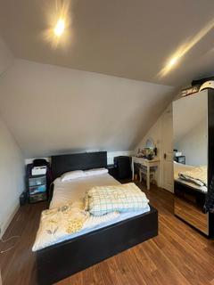 Studio to rent, Gunnersbury Avenue, Acton